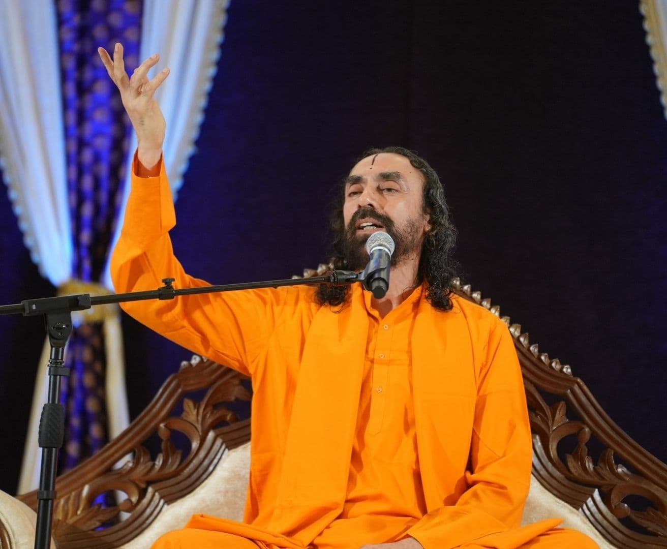 यदि हम आध्यात्मिक प्रगति को सर्वोच्च प्राथमिकता बना लें, तो हमारे जीवन के प्रति दृष्टिकोण अत्यंत सकारात्मक हो जाएगा।