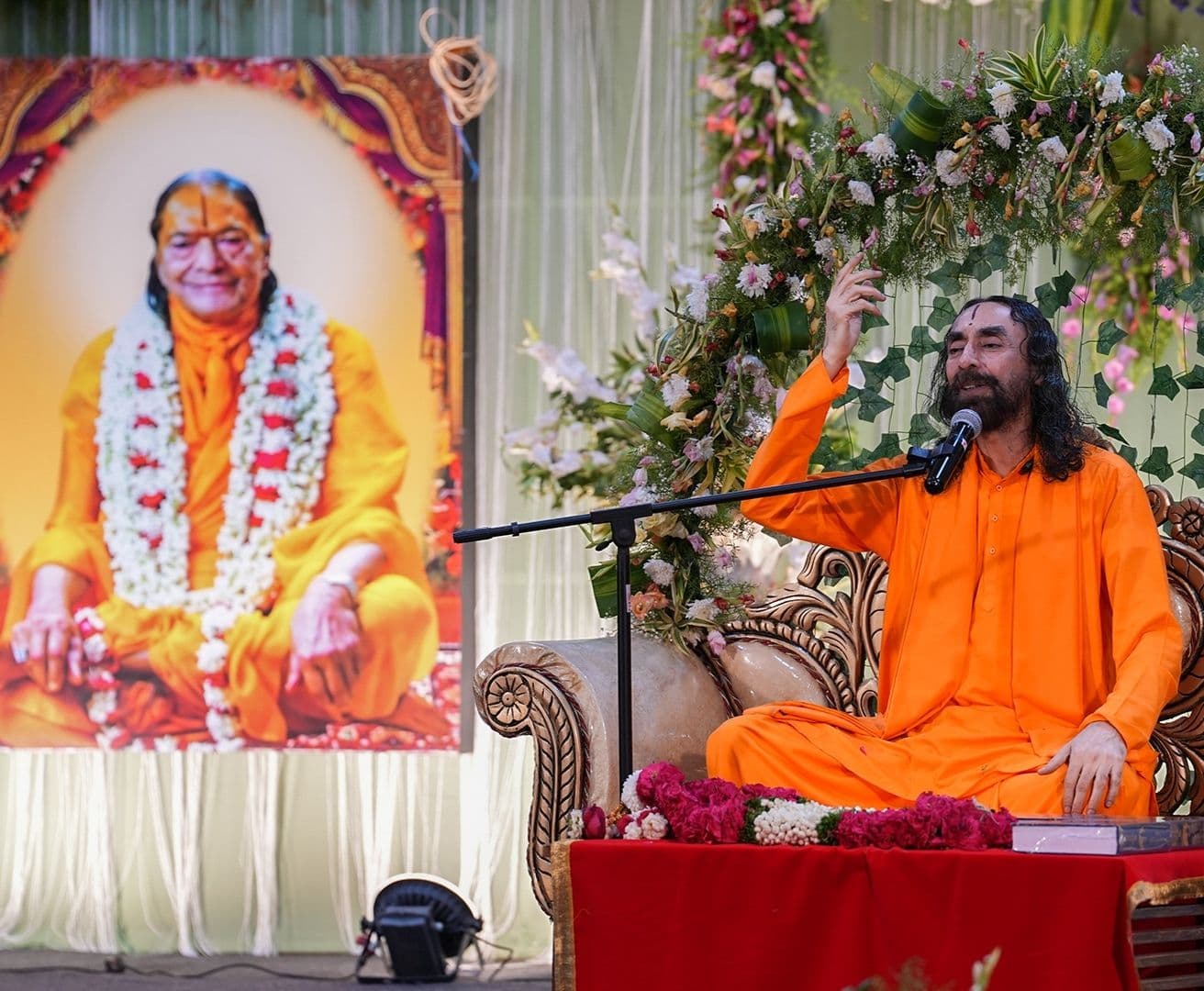 कर्मयोगी वह है जो शरीर से सांसारिक कर्तव्यों का पालन करता है, लेकिन मन को भगवान से जोड़े रखता है। ‘शरीर संसार में और मन भगवान में।’