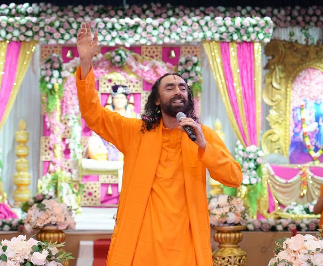मन माया (भौतिक ऊर्जा) से बना है। यह संसार भी माया से ही निर्मित है, इसी कारण मन स्वाभाविक रूप से संसार की ओर आकर्षित होता है।
