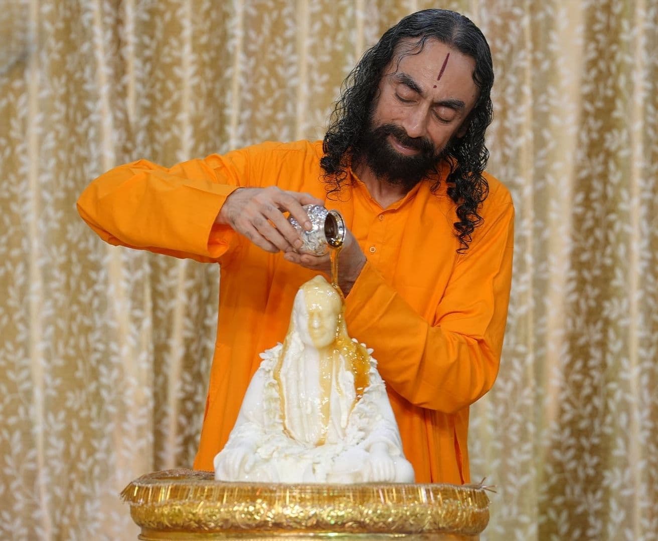 सच्चा प्रेम वह है, जिसमें हम अपना सब कुछ समर्पित कर दें और बदले में कुछ भी मिलने की आशा न रखें।