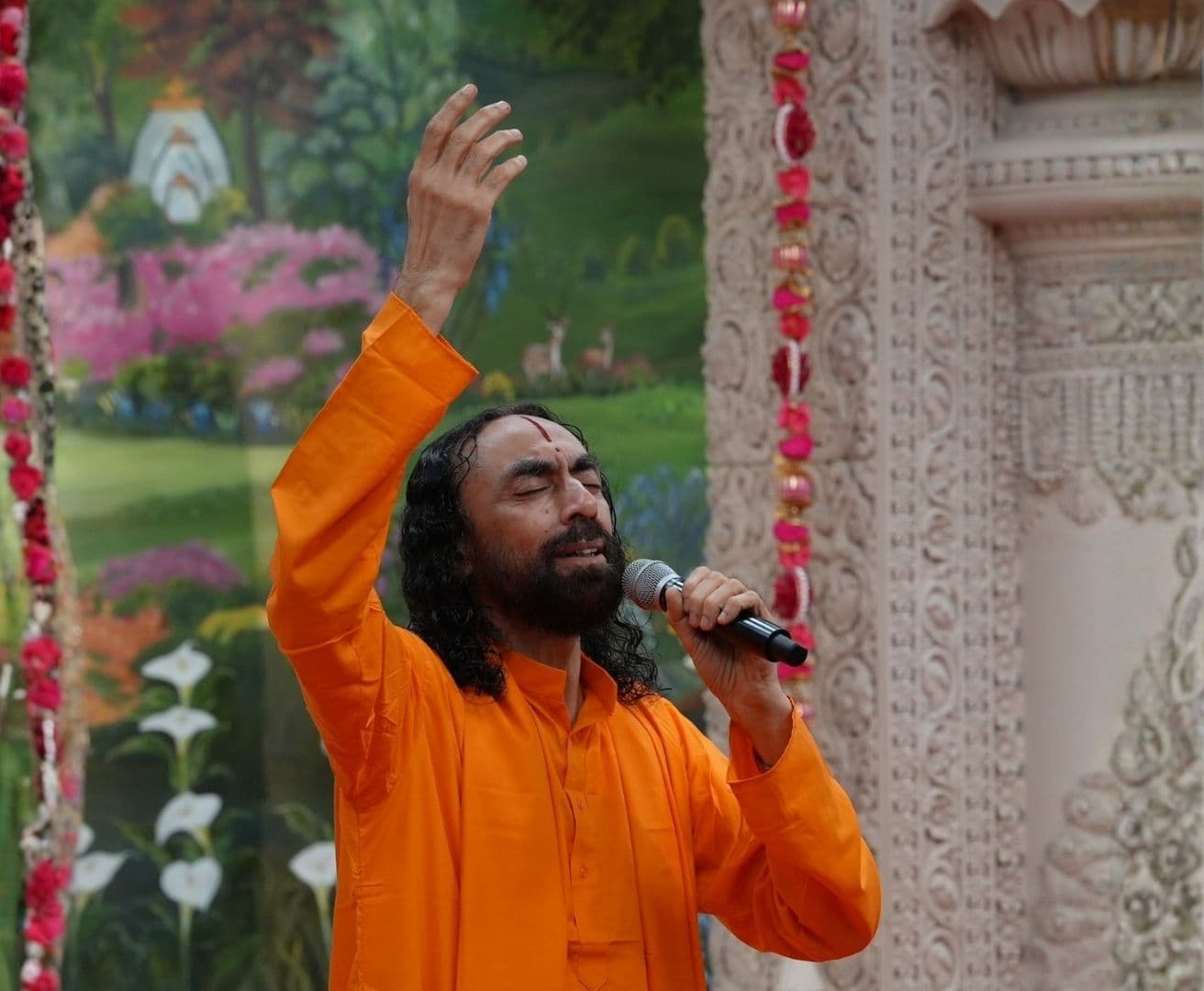 हम अपने मन द्वारा दी गई भावनाओं को स्वीकार करने के लिए बाध्य नहीं हैं। बाहरी परिस्थितियाँ कैसी भी हों, मन की प्रतिक्रिया चुनने की स्वतंत्रता हमेशा हमारे पास होती है।