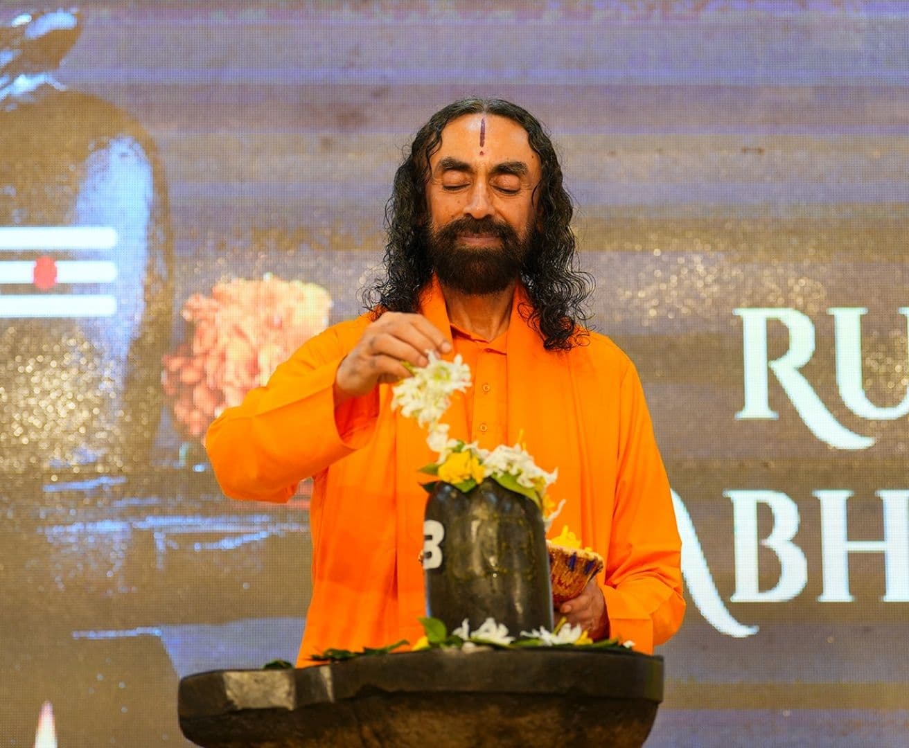 आत्मनिरीक्षण हमें यह समझने में सहायता करता है कि हम वर्तमान में कहाँ खड़े हैं। इसके माध्यम से हम अपनी कमियों का मूल्यांकन करते हैं, जिन्हें हमें दूर करना है, और उन क्षेत्रों की पहचान करते हैं जिनमें हमें आगे बढ़ना है।