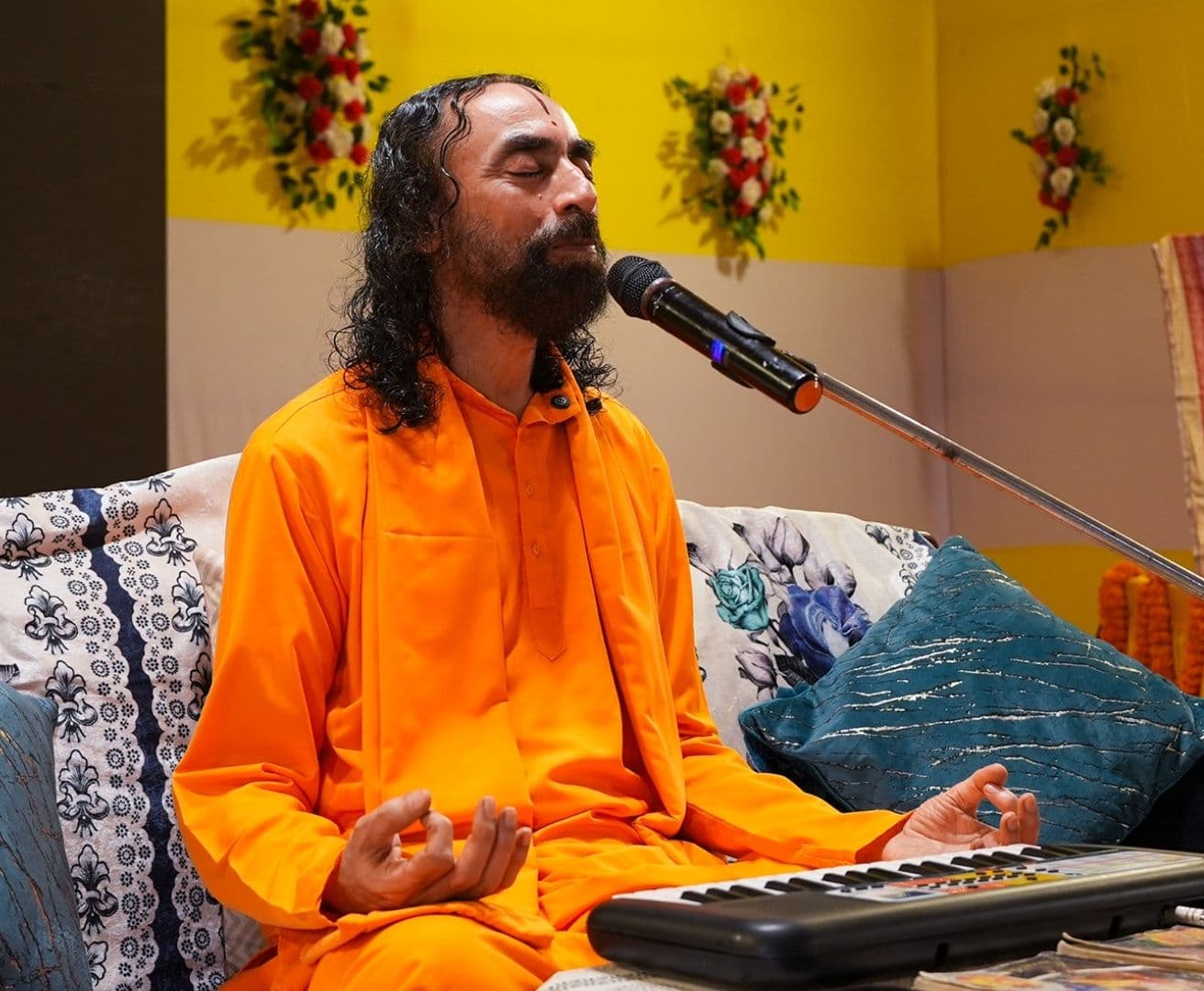 जब हम अपने ज्ञान का आधार केवल अपनी बुद्धि को बना लेते हैं, तो "कुएँ के मेंढक" की तरह अपने ही सीमित अनुभवों में बंधकर रह जाते हैं।