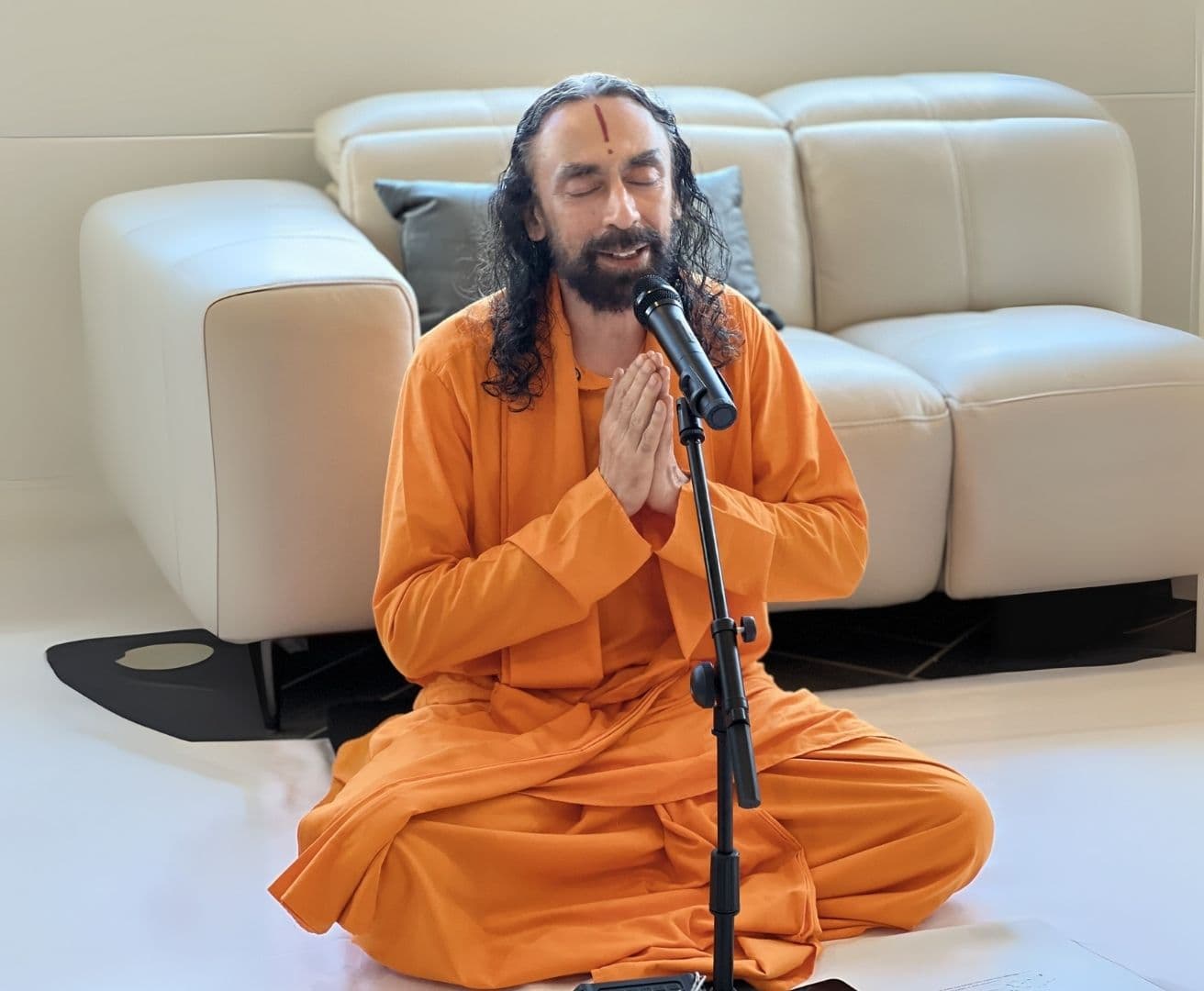 Detachment from results always helps us perform better. With the mind focused totally on the efforts, we work with more calm, balance, and poise.