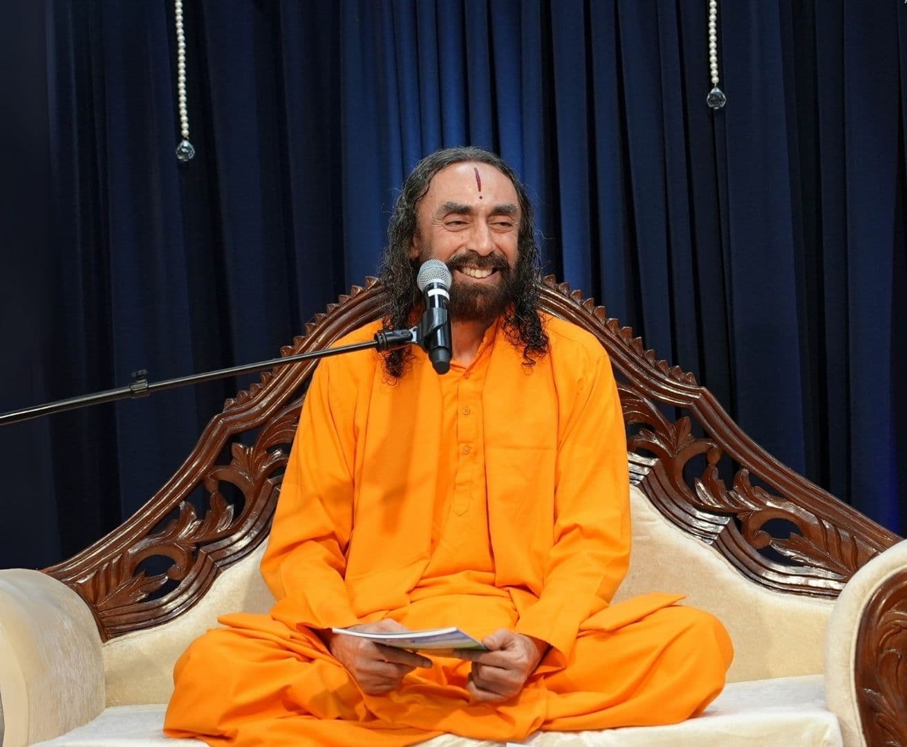 सिर्फ़ आनंद की इच्छा रखने से आनंद नहीं मिल जाता, उसे हमें अपने भीतर उत्पन्न करना पड़ता है।