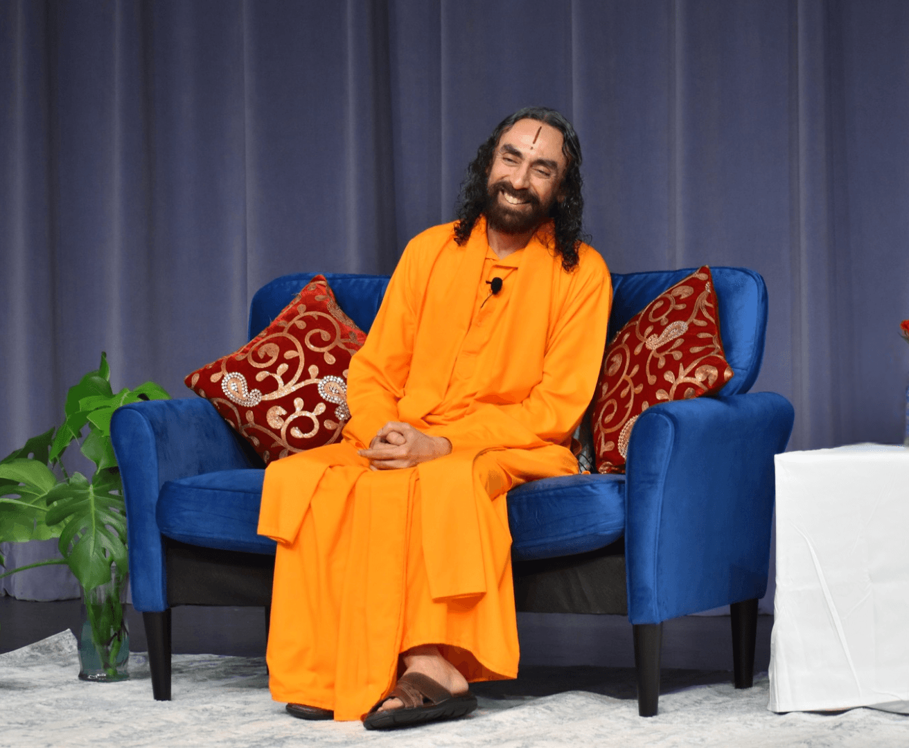 वैदिक शास्त्र कहते हैं कि क्रोध, ईर्ष्या, लोभ और कामना ये सब मानस रोग हैं। समस्या यह है कि हम इन्हें रोग समझते ही नहीं। हमें पता है कि हम क्रोधित होते हैं, पर यह नहीं जानते कि क्रोध एक बीमार स्थिति है।