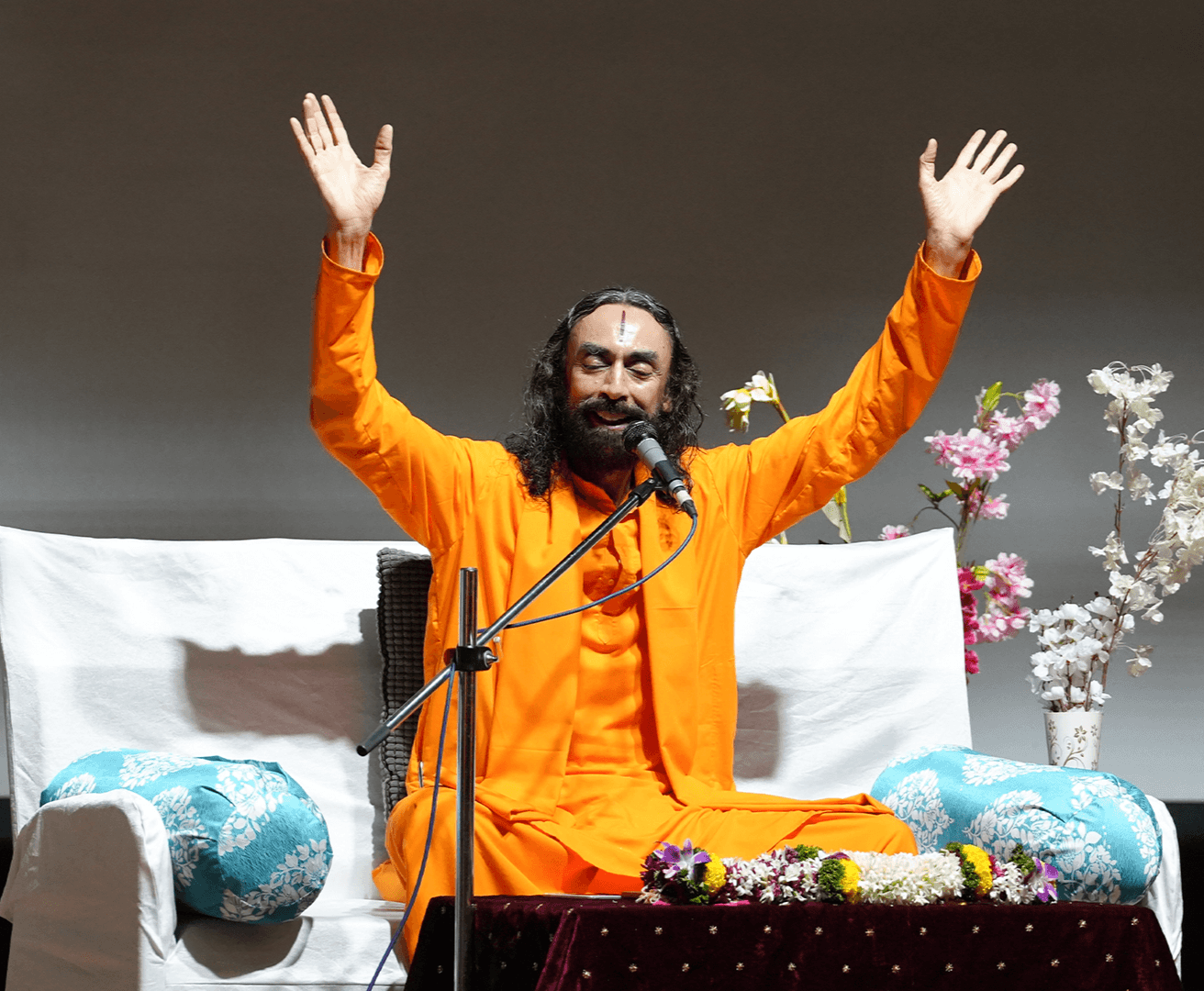 आध्यात्मिक यात्रा साहसी लोगों के लिए होती है, क्योंकि इसमें हमें बार-बार भौतिक आकर्षणों को ठुकराकर, भक्ति-मार्ग की ओर बढ़ना पड़ता है।